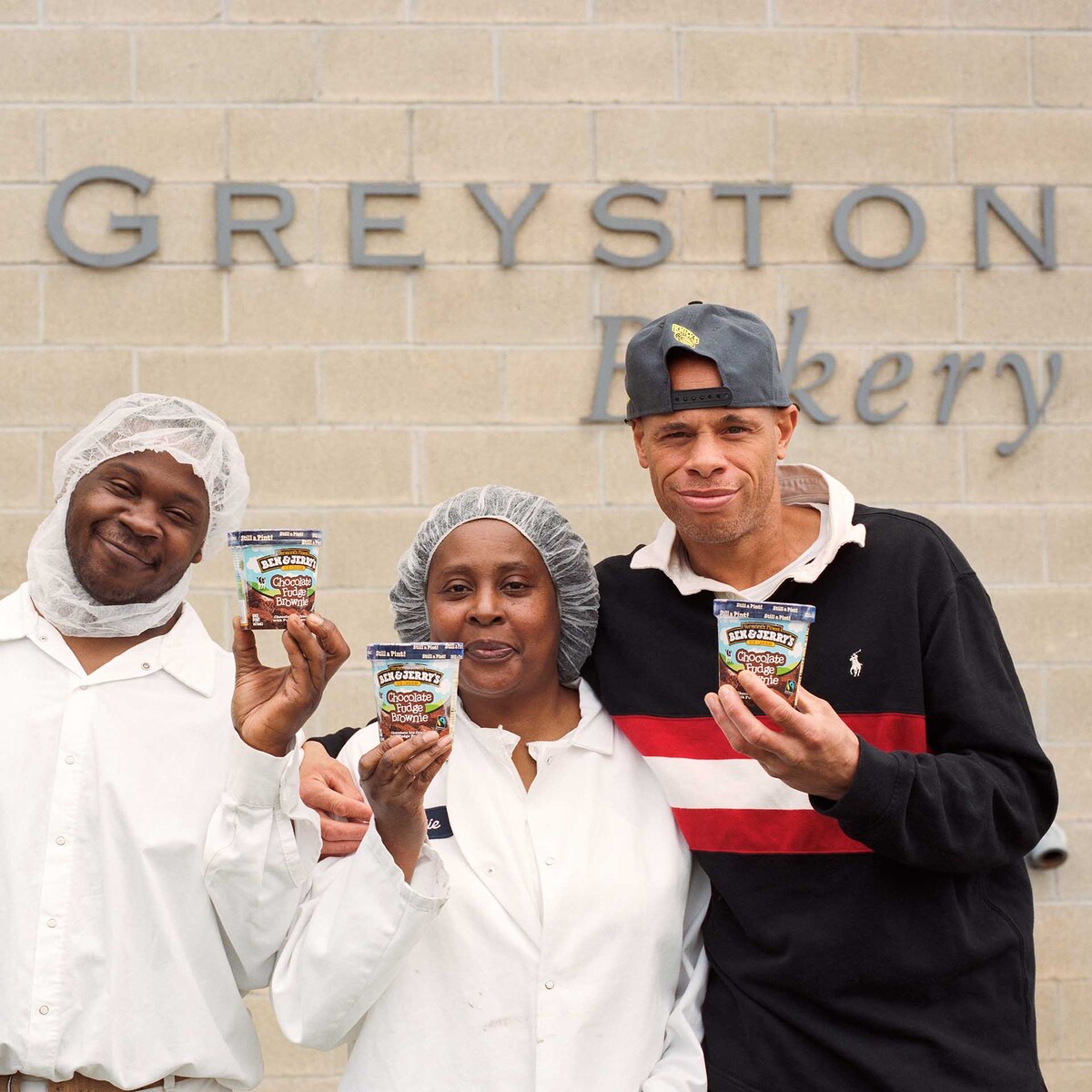 Υπάλληλοι του Greyston Bakery κρατούν συσκευασίες παγωτού Ben & Jerry’s